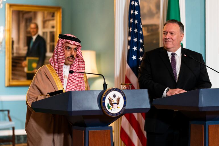 El príncipe Faisal bin Farhan, ministro de Relaciones Exteriores de Arabia Saudí, y el secretario de Estado estadounidense Mike Pompeo durante su reunión en Washington, este miércoles.