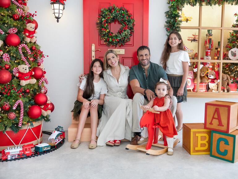 Familia feliz. Paola Maltese y Tjeerd Twijnstra con sus hijas Saskia, Rinske y Annick aguardan ansiosos la Navidad.