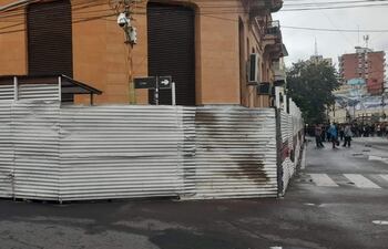 El vallado resta brillo al edificio, que debería mostrar su belleza a los turistas que vendrán con motivo de los juegos Odesur.