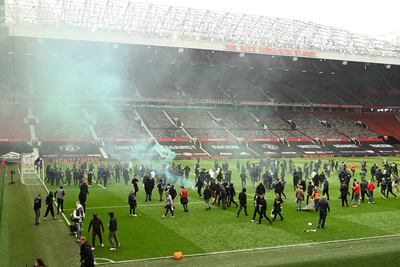 Los hinchas invadieron Old Trafford y no se pudo jugar Manchester United - Liverpool