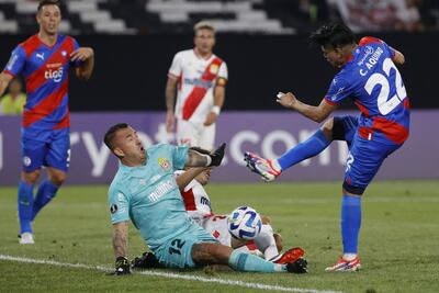 Claudio Aquino remata, pero el arquero Fabián Cerda y el defensor Omar Merlo llegan para evitar que el jugador azulgrana marque el primer tanto. Fue el mejor momento de Cerro Porteño en el arranque de la segunda parte. (EFE).