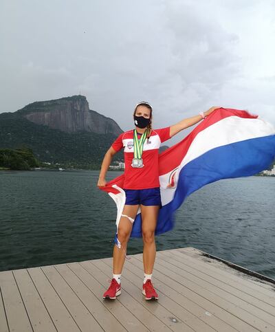Alejandra Alonso (24 años), con las medallas de consagración ayer y clasificada a Tokio 2020.