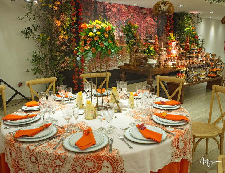 La fiesta fue ambientada por Mónica Casella en tonos naranjas, amarillos y marrones.