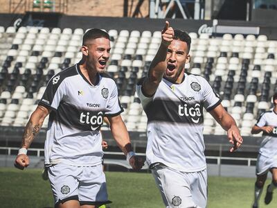 Fernando Cardozo (d) celebra el tanto que convirtió para el triunfo de Olimpia sobre Guaraní en la Categoría Reserva.