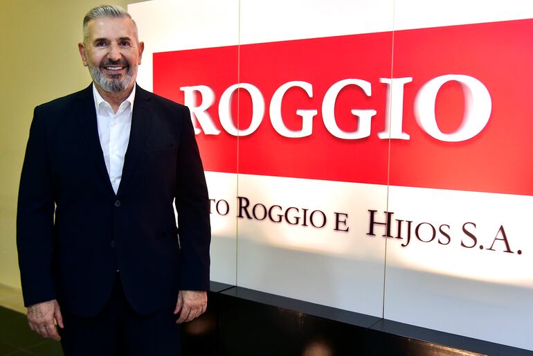 Óscar Franco, presidente, fue el anfitrión que recibió a los invitados especiales, colaboradores y amigos.