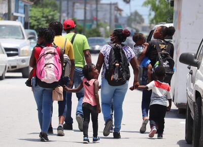 MEX3878. MATAMOROS (MÉXICO), 13/05/2022.- Un Grupo de migrantes camina hoy, en una calle de Matamoros, en el estado de Tamaulipas (México). La llegada de 150 migrantes haitianos este viernes a un refugio en la ciudad de Matamoros, Tamaulipas, fronteriza con Estados Unidos, ha provocado la saturación del lugar, con espacio para 250 personas, y una crisis por la falta de recursos. EFE/ Abraham Pineda-jacome

