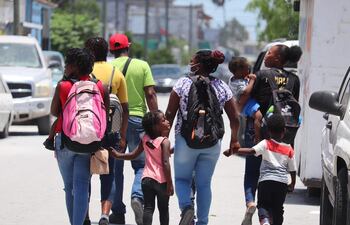MEX3878. MATAMOROS (MÉXICO), 13/05/2022.- Un Grupo de migrantes camina hoy, en una calle de Matamoros, en el estado de Tamaulipas (México). La llegada de 150 migrantes haitianos este viernes a un refugio en la ciudad de Matamoros, Tamaulipas, fronteriza con Estados Unidos, ha provocado la saturación del lugar, con espacio para 250 personas, y una crisis por la falta de recursos. EFE/ Abraham Pineda-jacome