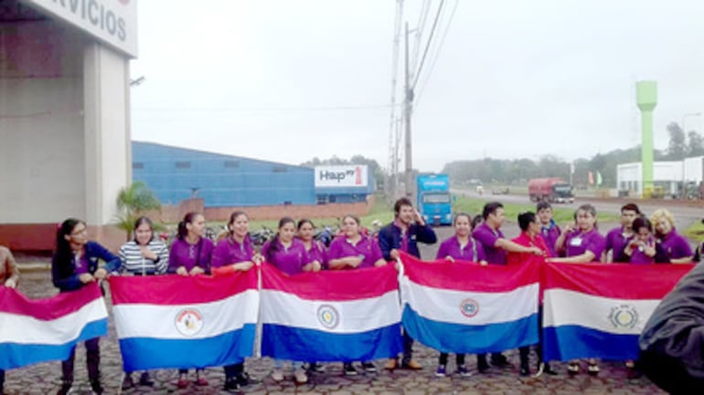 Trabajadores protestan por cierre de la fábrica de prendas en Ciudad del Este.