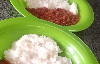 Almuerzo escolar servido por la gobernación de Misiones.