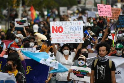 Cientos de manifestantes protestaron este sábado en la capital guatemalteca en rechazo a una ley aprobada por el oficialista Congreso que endurece las penas por el aborto, cierra la puerta al matrimonio entre personas del mismo sexo y limita los derechos de la comunidad LGBTI.(AFP)