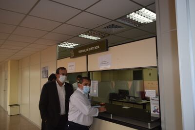 El intendente Luis Yd, frente a la ventanilla de atención al público del tribunal de sentencia, esta mañana.