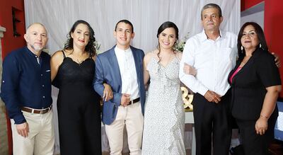 Acompañan a los recién casados Juan Ferreira y Katherin Garcete; Óscar Ayala y Zeneida Esviza.