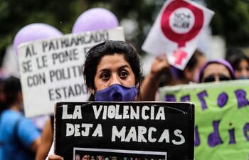 Imagen de referencia: "La violencia deja marcas", indica un cartel en una manifestación en contra de la violencia hacia la mujer.
