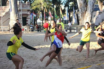 Las juveniles tricolores entrenaron ayer contra sus pares de Brasil, en el beach handball.