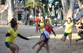 Las juveniles tricolores entrenaron ayer contra sus pares de Brasil, en el beach handball.