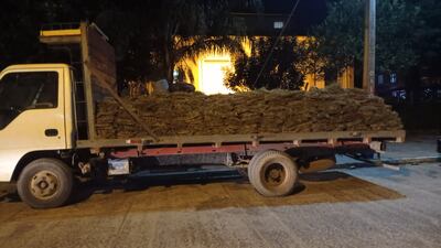 El joven fallecido iba en la parte trasera del vehículo, sobre la carga de pasto que trasnportaban.