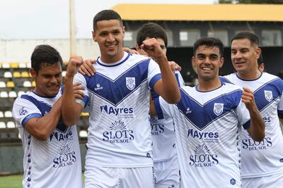 El goleador Alex Arce, festeja el segundo gol, el que le dio el triunfo a la “V azulada”. (APF)
