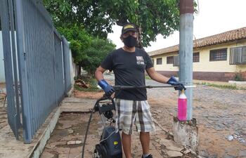 Don Piñánez se dedica al lavado de automóviles a domicilio debido a que su anterior rubro -transporte escolar- ya no le genera ingresos.