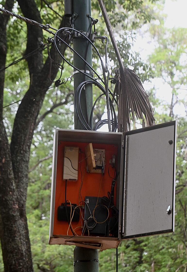 Sistemas de cables se ven en mal estado.