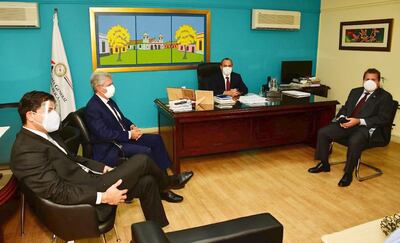 El contralor Carmelo Benítez recibió ayer a Arnaldo Fernández, jefe financiero, y Juan Carlos Duarte, asesor jurídico (Gentileza).