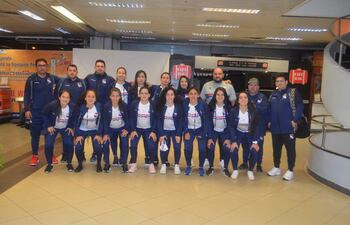 Plantel del seleccionado paraguayo de fútbol de salón femenino, que disputará el cuarto mundial de la categoría, en Colombia.