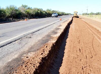 Construcción de banquina en el acceso a Loma Plata.