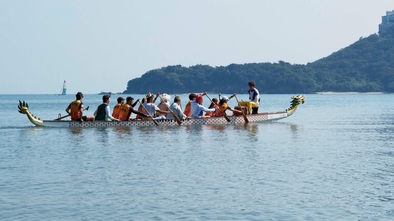 Sus Majestades los Reyes Magos de Oriente llegaron a bordo de un barco dragón para acercar una parte de la historia y la simbología de sus países a cientos de expatriados hispanos.
