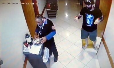 Kelvis Fernando Rodrigues entrega a un guardiacárcel el “jugo loco” que durmió al agente penitenciario y facilitó el escape del traficante del sanatorio Viva Vida.