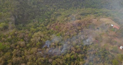 El humo de los últimos focos de calor que ayer fueron controlados en el Ybytyruzú.