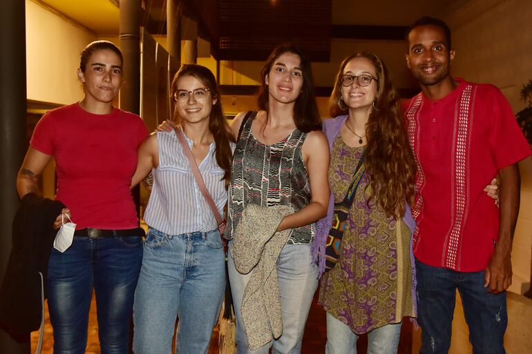 Irene Alarcón, Julia Mumany, Oriana Olivares, Alba Barbosa y Josue Pérez.