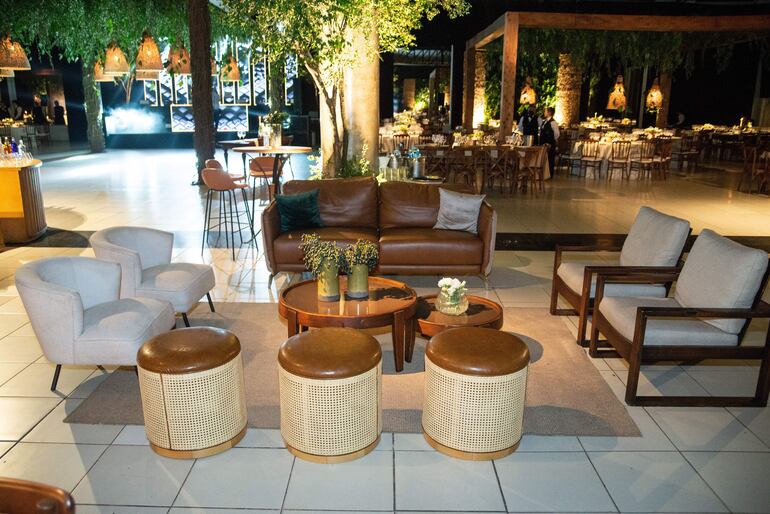 La fiesta fue decorada con arreglos de flores naturales, muebles y otros detalles por Art Decor.
