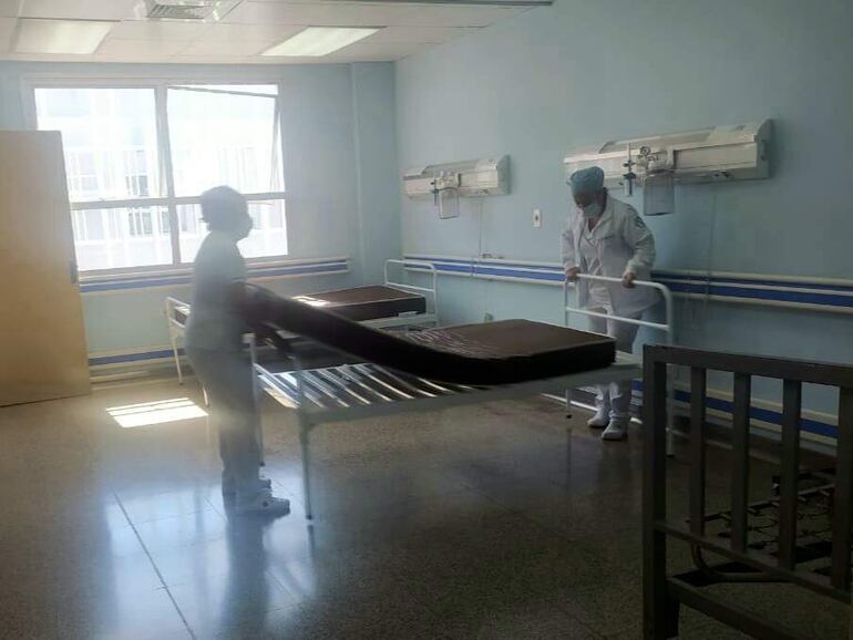 El personal de salud del Hospital Integrado Respiratorio de Alto Paraná aprovechó que algunas salas quedaran vacías para hacer limpieza y desinfección. 