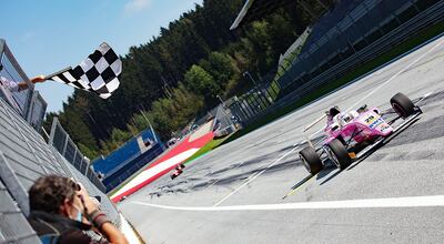 Bandera a cuadros para Joshua Duerksen el sábado cuando ganó la primera carrera.
