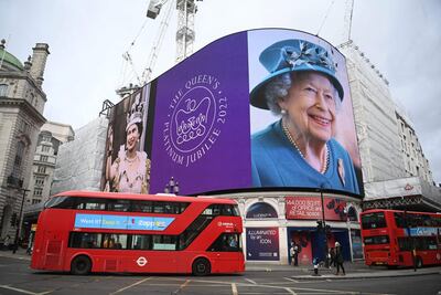 Una imagen de la reina Isabel II es proyectada en una pantalla gigante en Piccadilly Circus en Londres, Inglaterra.
