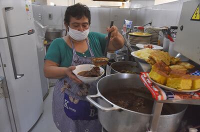 Ña Digna, del Mercado 4, expresó que hoy preparará unos 50 platos de jopara para la venta.