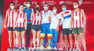 Eladio Fernández, delegado de la selección, con los maratonistas nacionales del “Suda”. Foto: COP