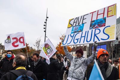 La gente participa en una protesta contra el presunto abuso de la comunidad uigur por parte de China en la provincia de Xinjiang, en París, Francia, el 03 de diciembre de 2022.
