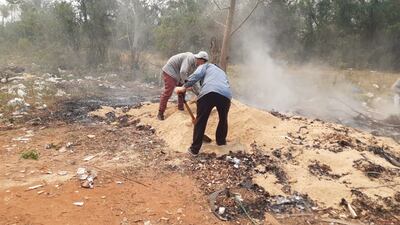Con tierra lograron sofocar el incendio en el predio del Hospital Nacional.