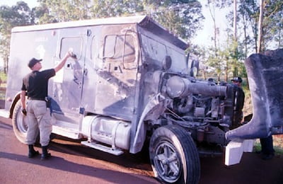 El camión blindado de la empresa Águila que fue acribillado y quemado por los asaltantes aquel 7 de diciembre de 2000 en el trayecto Salto del Guairá-Ciudad del Este.