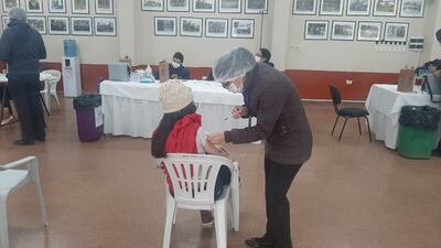 Una pobladora cuando recibía la vacuna anticovid en el puesto habilitado en la Gobernación de Alto Paraná.