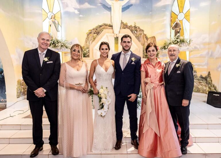 Fueron los padrinos Óscar Ernesto Stanley Ibarra y Deisy María Amarilla Bogado; María Teresa Riera Escudero y Rubén Darío Careaga Rufinelli.