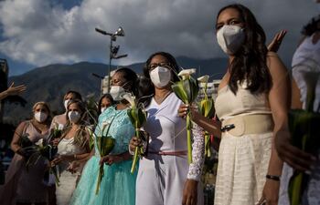 Venezolanos celebran el amor con boda múltiple en una plaza de Caracas