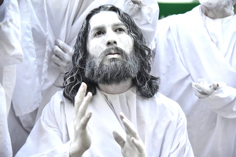 Víacrucis con estatuas vivientes en el Paseo Parque de la ciudad de Villa Elisa, los días jueves y viernes santos.