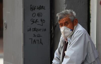 Un ciudadano con tapabocas es visto este lunes, en una calle de la ciudad de Quito (Ecuador).