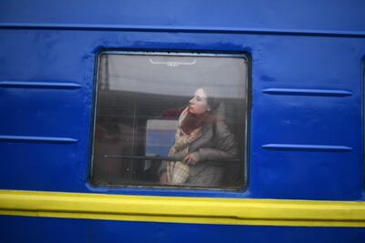 Una mujer en un tren proveniente de Odesa, en la estación de Lviv, en el oeste de Ucrania.
