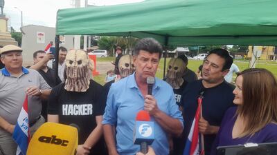 Momento en que Efraín Alegre y su equipo político hicieron la parada en Coronel Oviedo.