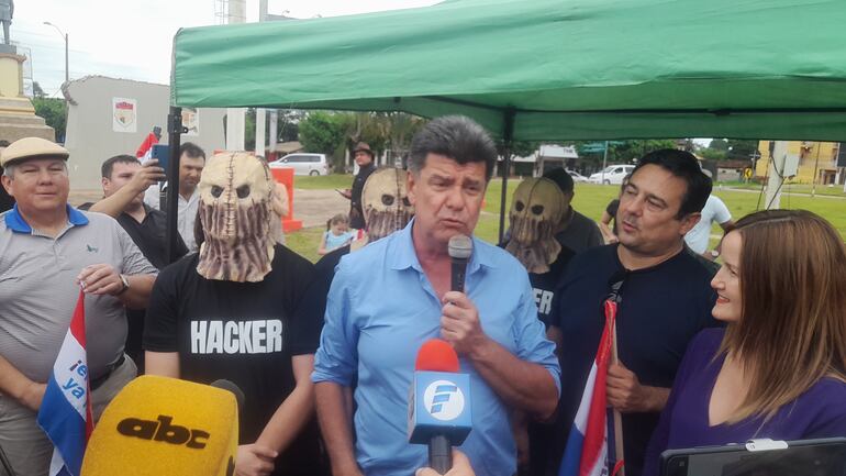 Momento en que Efraín Alegre y su equipo político hicieron la parada en Coronel Oviedo. Junto a él, un par de los "hackers" denunciados por los cartistas.
