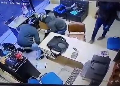 Momento en que los delincuentes se apoderaban de otros bienes del surtidor, luego de dejar herido al encargado del sitio.