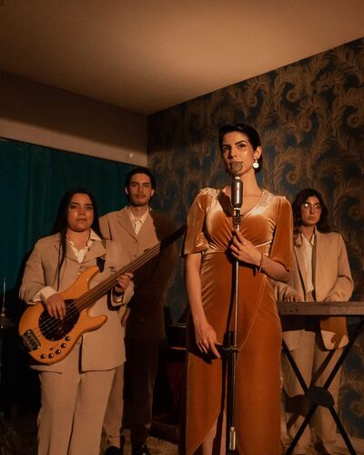 Sari Carri en compañía de su banda conformada por Abril Casco, Gutty Torres y Rebe Medina.