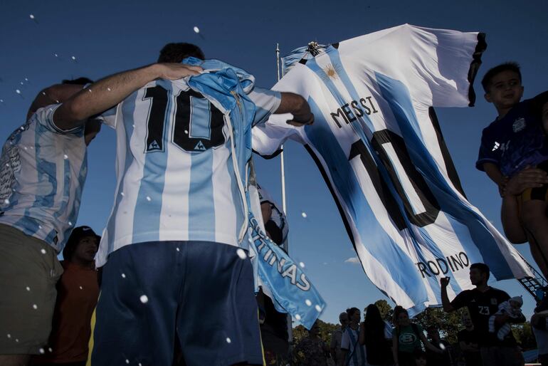 Una remera gigante de Lionel Messi en Rosario, Argentina.
